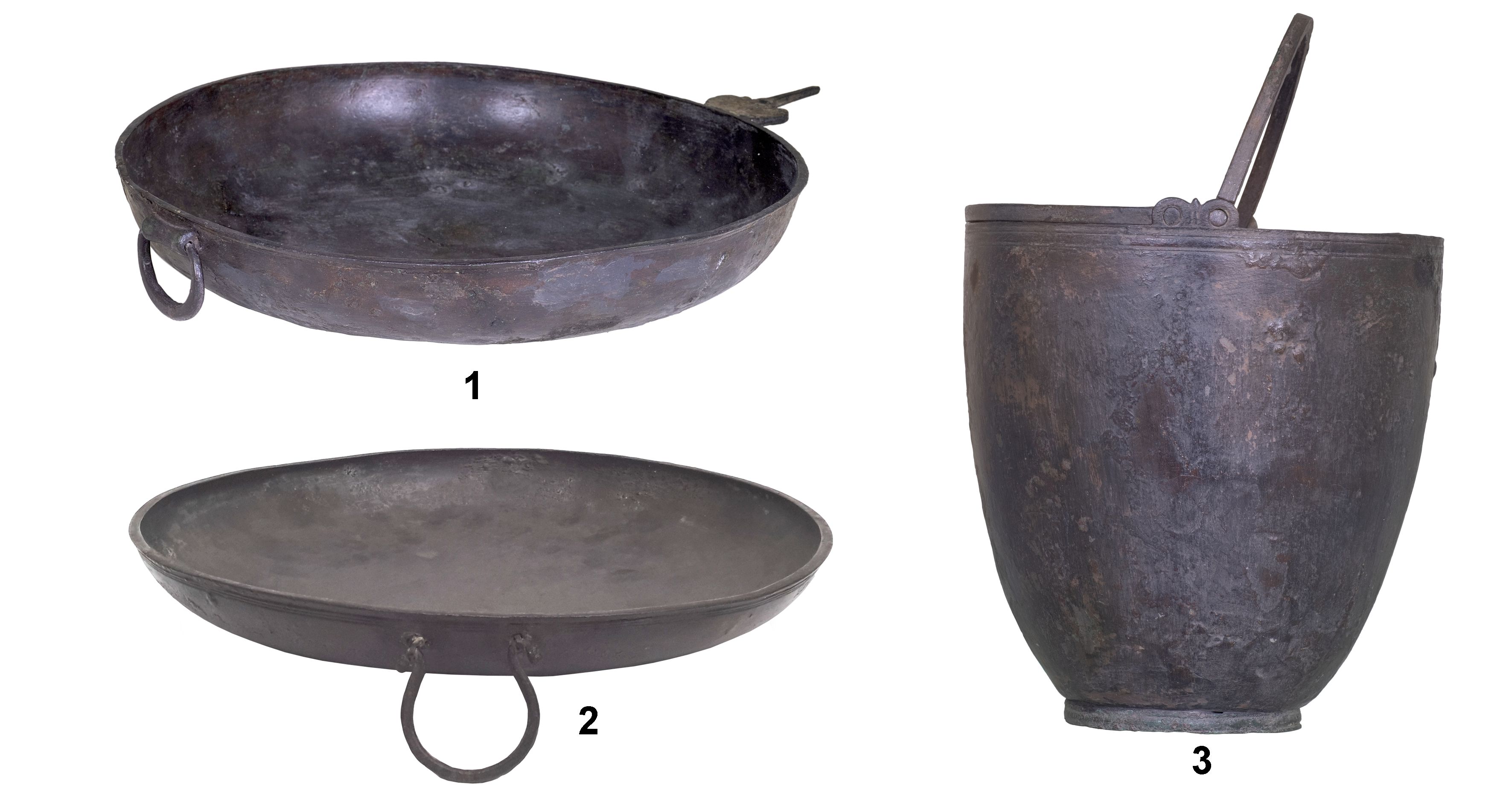 Fig. 7. “Tomba dell’Atleta”, materiali in bronzo della seconda deposizione (fine V-inizi del IV sec. a.C.): 1-2, patere; 3, situla.