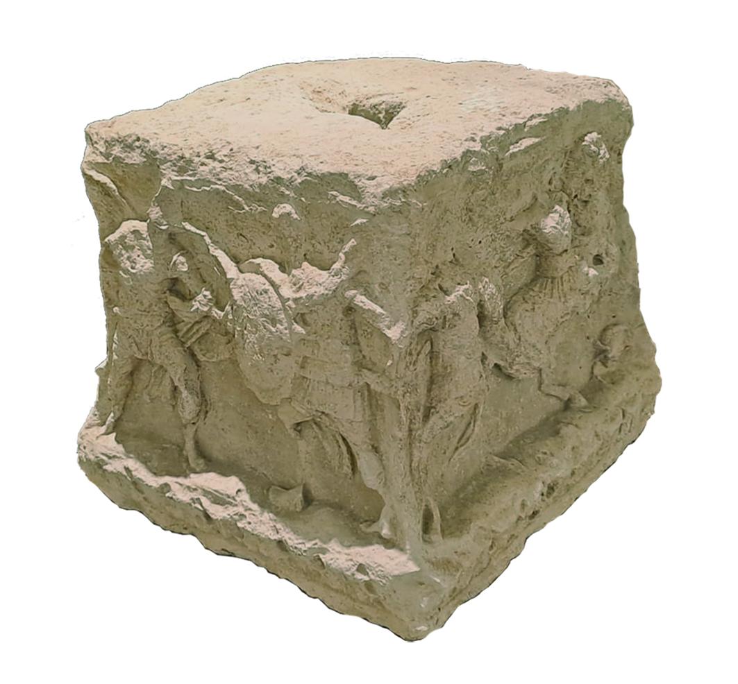 Fig. 3. Base appartenente a un segnacolo di tomba (fine del IV-III sec. a.C.), con scene di combattimenti di fanti e cavalieri, oggi nel Museo Archeologico di Taranto.