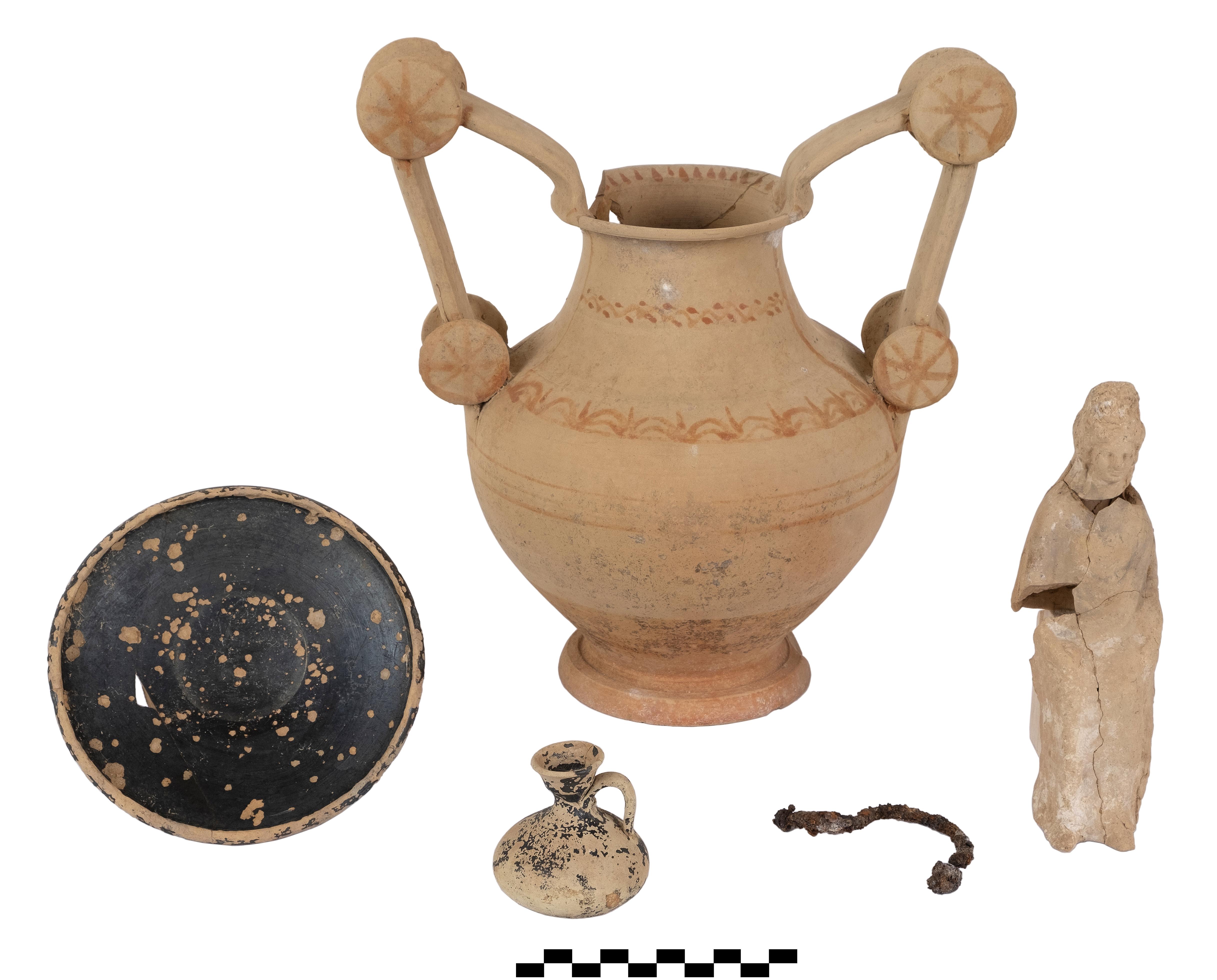 Fig. 2. Necropolis of S. Antonio: grave goods from Tomb 5.