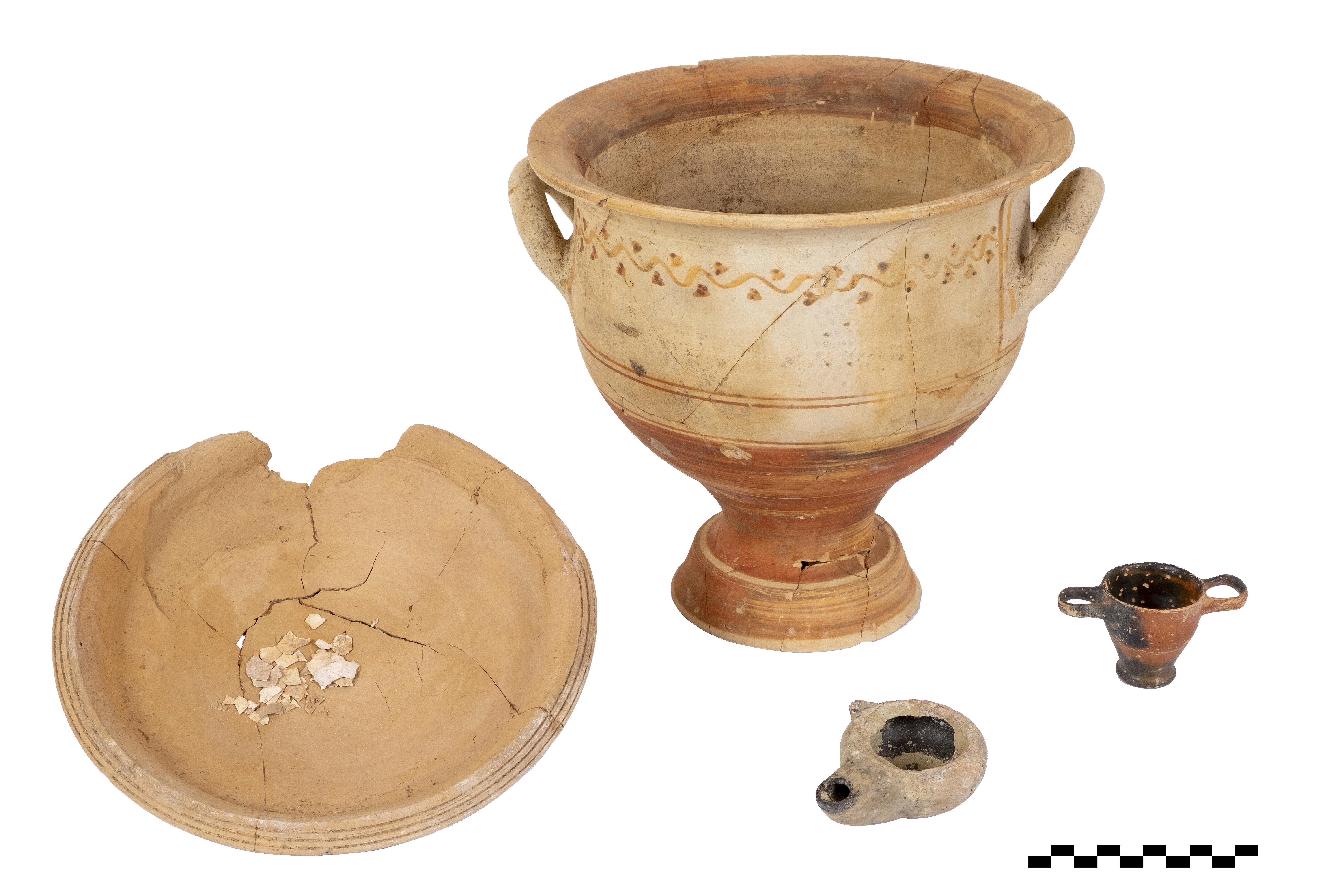 Fig. 3. Necropolis of S. Antonio: grave goods from Tomb 7.