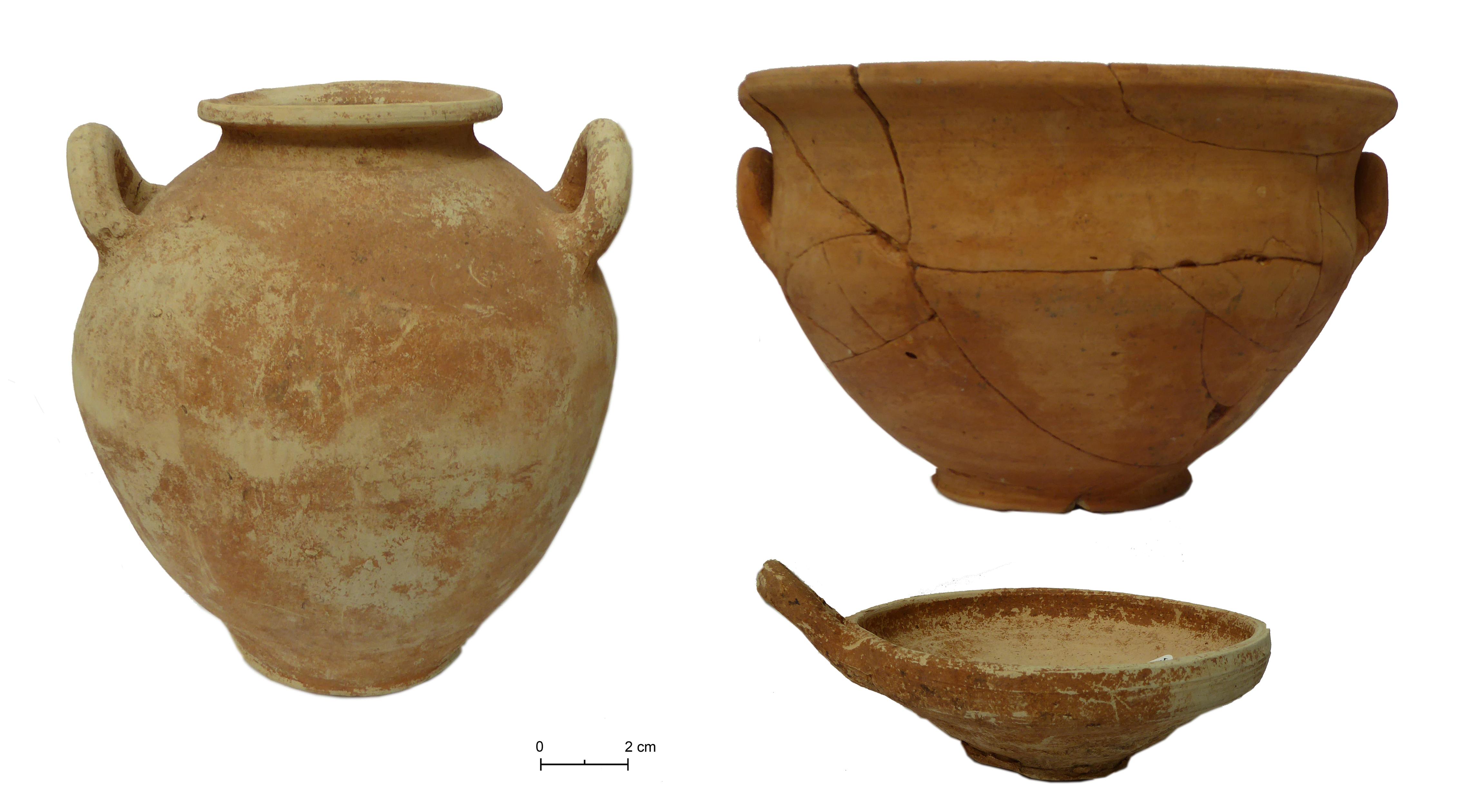 Fig. 3. Via Giannuzzi, Tomb 1: stamnos, pelvis and achromatic cup.