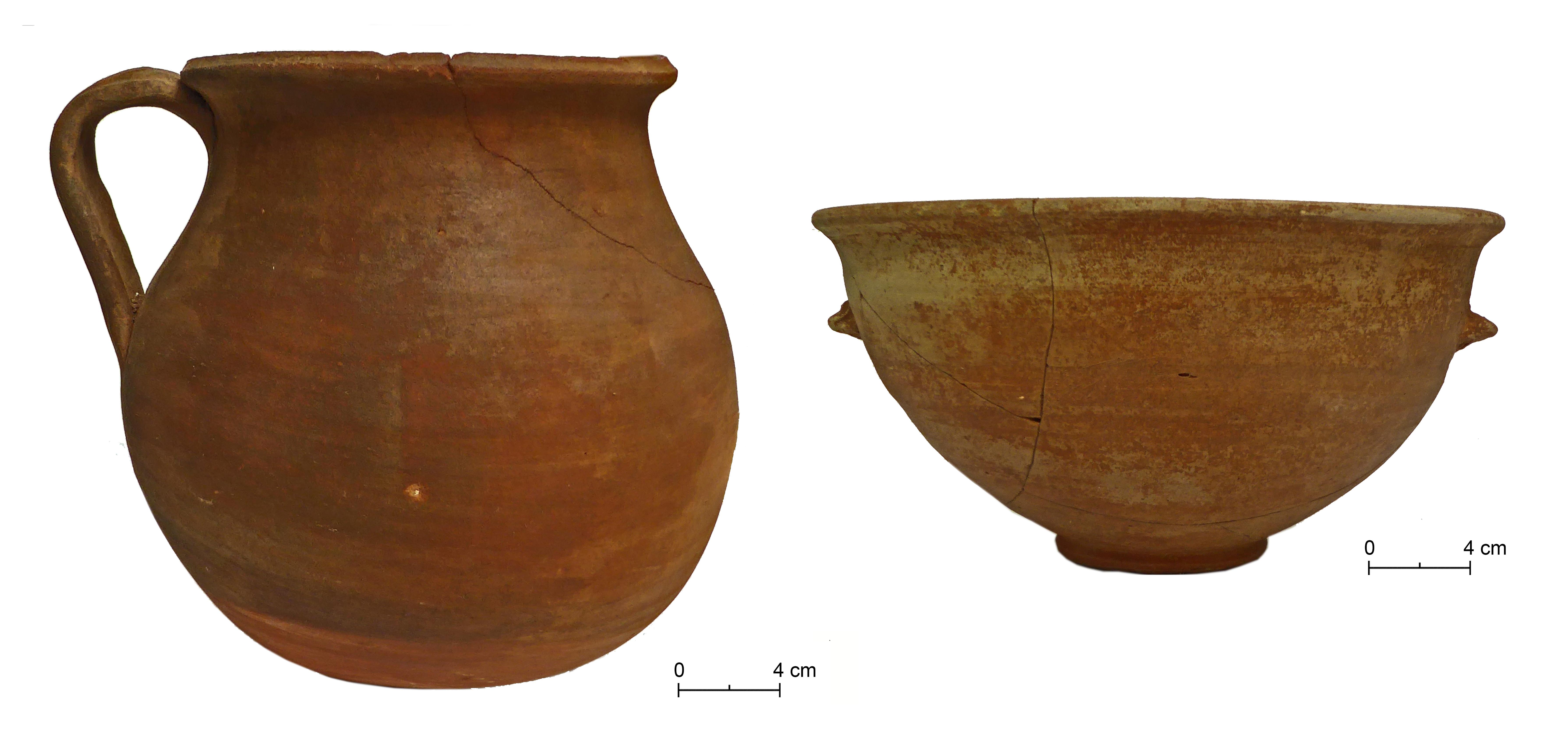 Fig. 4. Via Giannuzzi, Tomb 2: olpe and acromi basin.