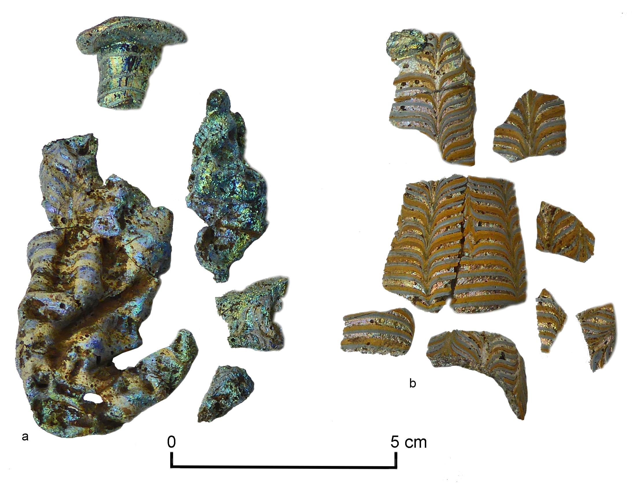 Fig. 5. Via Giannuzzi, Tomba 2: frammenti di due alabastra in vetro fuso.