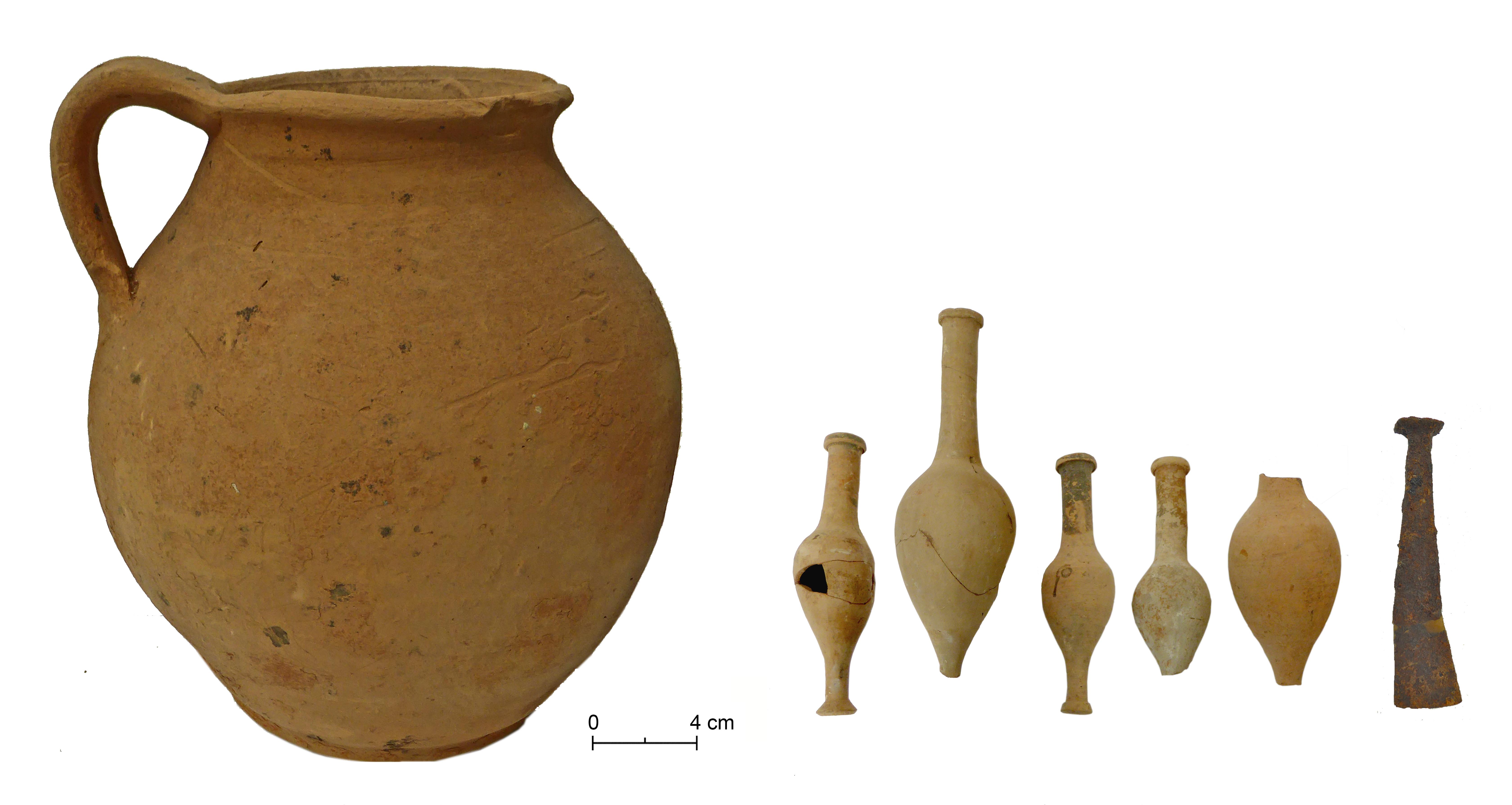 Fig. 6. Via Giannuzzi, Tomb 3: olpe and achromatic ointment jars, iron element.