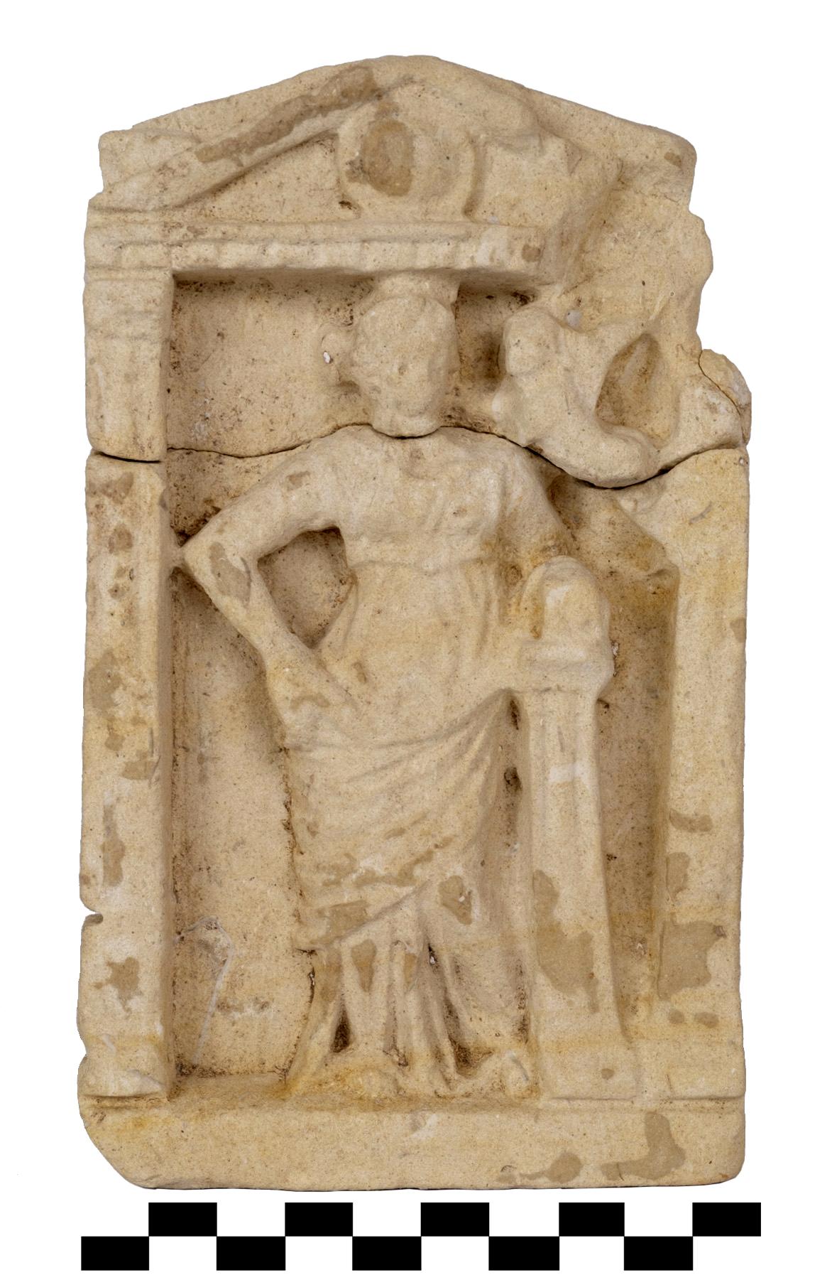 Fig. 3. Antiquarium: pinax con figura femminile accanto a un pilastrino, all’interno di un sacello.