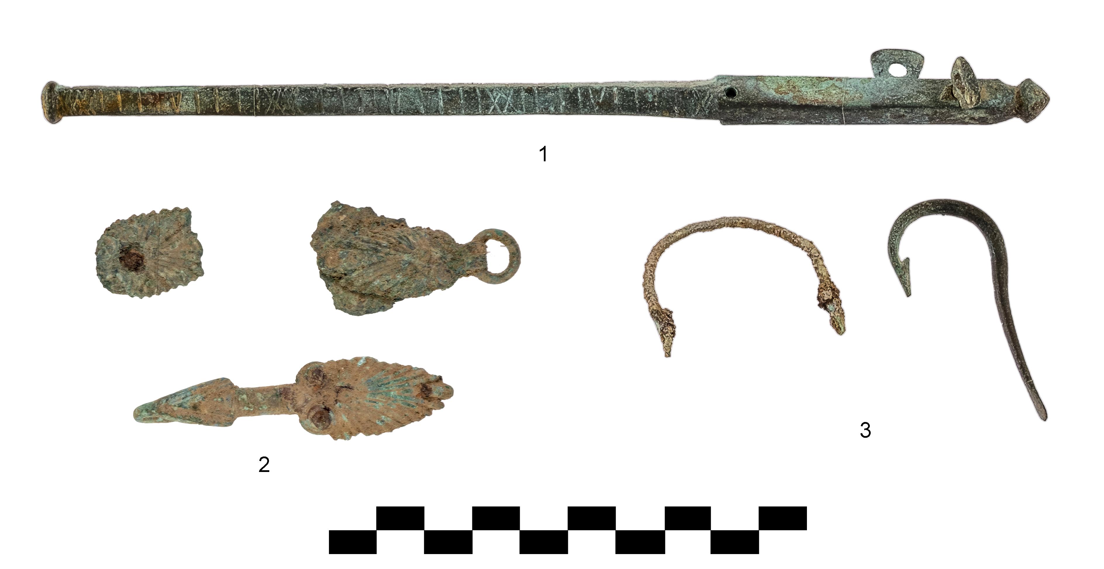 Fig. 7. Antiquarium, selezione di materiali bronzei: 1, stadera; 2, ganci di cinturone; 3, ami da pesca.