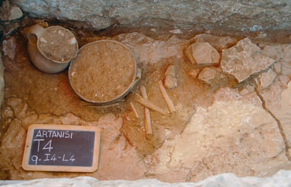 Fig. 6. Specchia Artanisi: Tomb 4, detail of the grave goods.