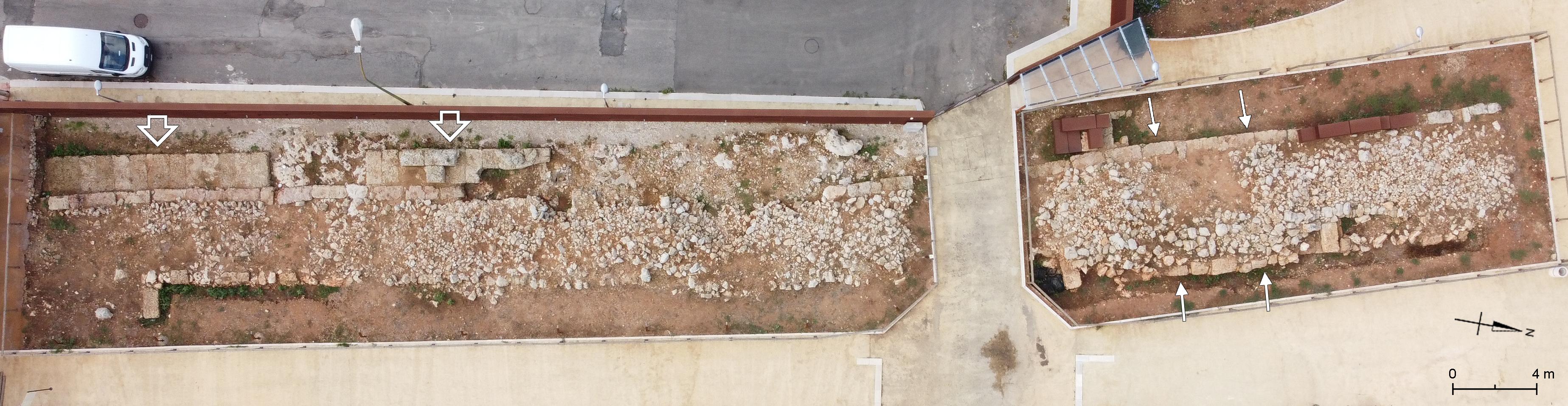 Fig. 6. Foto da drone del tratto delle mura messo in luce in via Tasso: le frecce piccole a destra indicano la prima fase costruttiva, mentre le frecce grandi a sinistra indicano la cortina esterna aggiunta in una seconda fase.