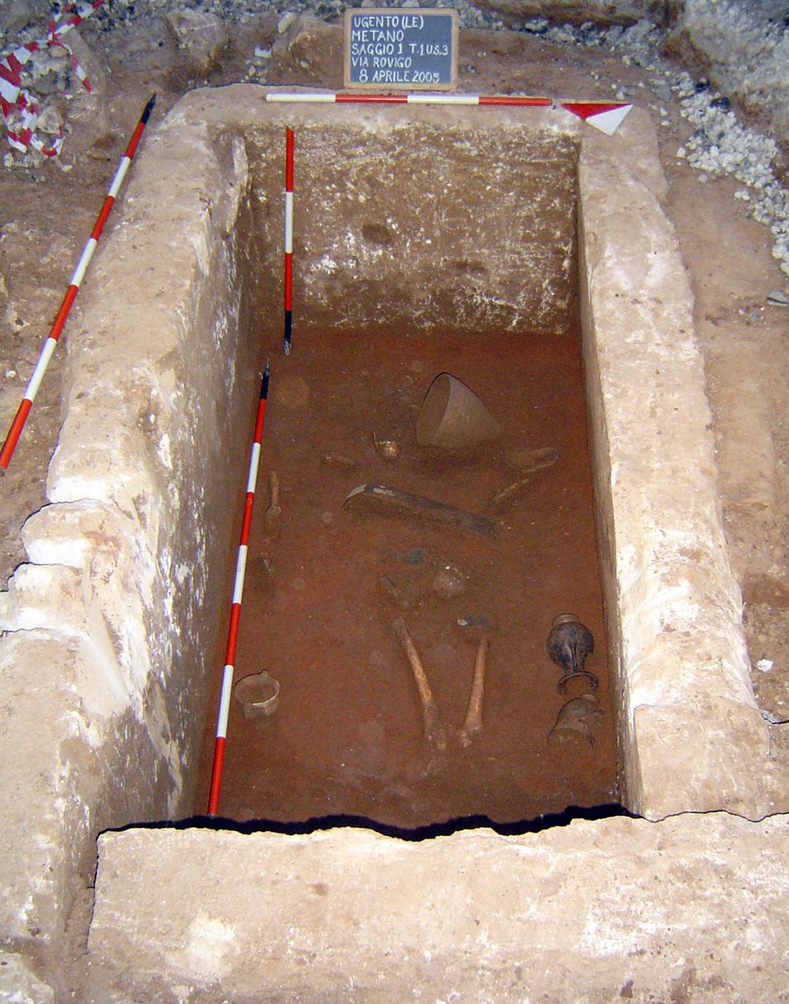 Fig. 2. Box tomb made of calcarenite slabs.